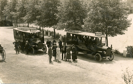 Reisebusse mit Kurgästen aus Bad Wildungen am Edersee, um 1925