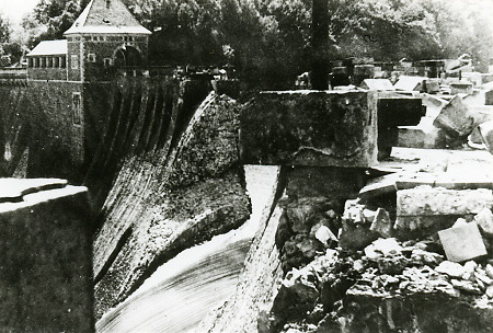 Die beschädigte Edersee-Staumauer, 1943