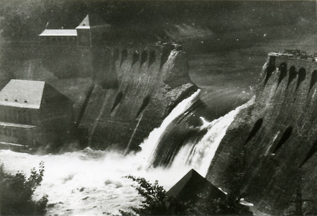 Die beschädigte Staumauer des Edersees nach der Bombardierung, 1943