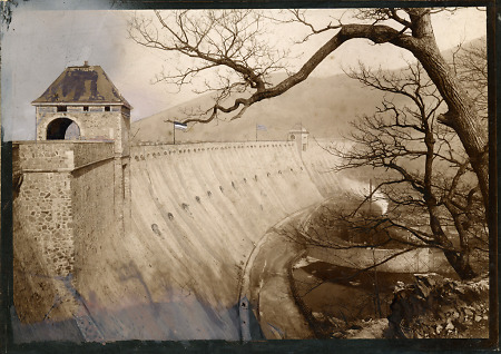 Die fertiggestellte Staumauer des Edersees bei Hemfurth, 1920