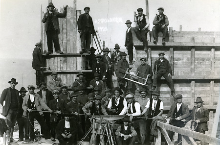 Arbeiter beim Bau eines Sperrbeckens bei Affoldern, 1928