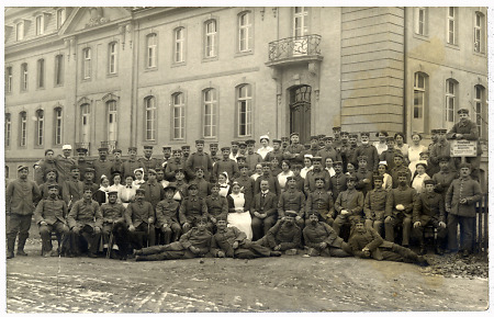 Verwundete und Krankenschwestern vor dem Lazarett in Bad Wildungen, 1916