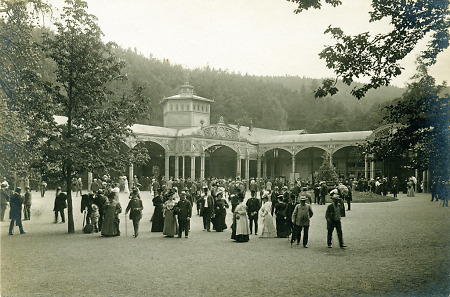 Kurgäste vor der Georg-Victor-Quelle in Bad Wildungen, um 1900
