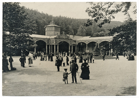 Kurgäste vor der Georg-Victor-Quelle in Bad Wildungen, um 1910