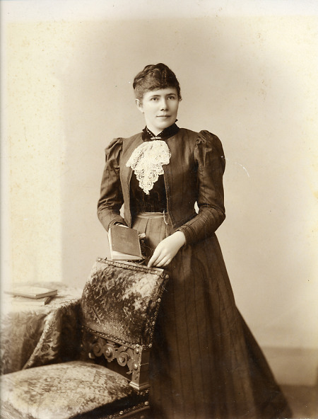 Porträt einer unbekannten jungen Dame in Bad Wildungen, um 1900