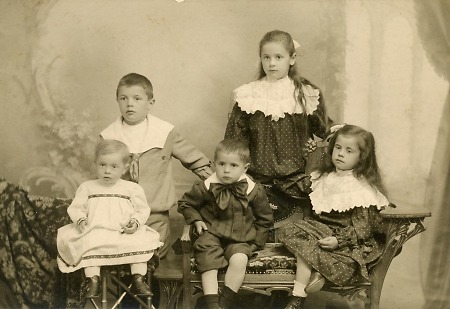 Fünf Kinder einer unbekannten Familie in Bad Wildungen, um 1910