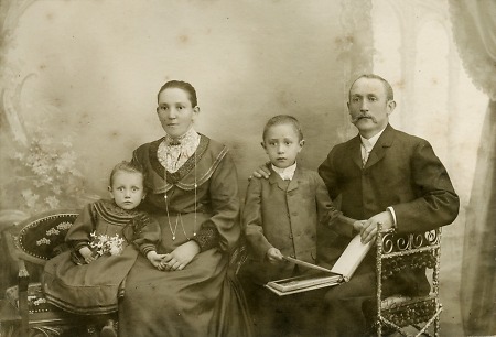 Unbekannte Familie, aufgenommen in Bad Wildungen, 1906-1914