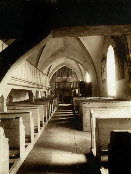 Das Innere der Kirche in Weimar (Ahnatal) vor der Wiederherstellung, um 1905