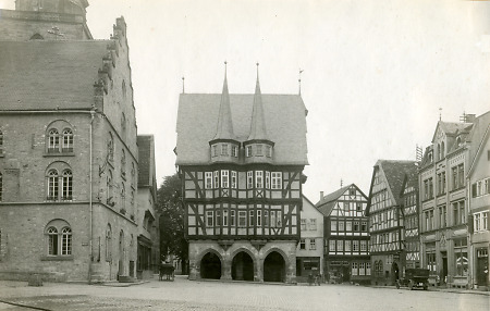 Der Alsfelder Marktplatz mit dem Rathaus, um 1925