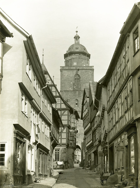 Die Fuldergasse in Alsfeld mit der Walpurgiskirche, um 1900
