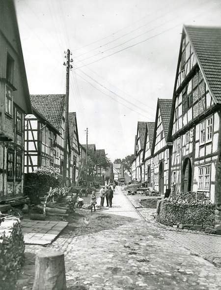 Dorfstraße in Rhoden, um 1920?