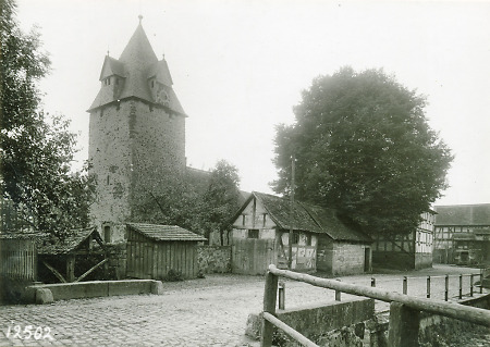 Die Kirche in Leidenhofen mit anliegenden Gebäuden, um 1938