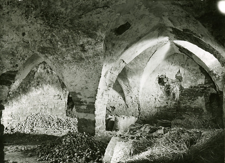 Der Raum unter der Nonnenempore in der ehem. Klosterkriche Cornberg, um 1938
