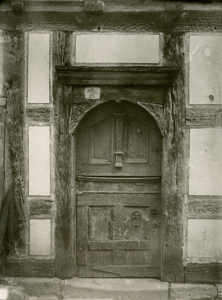 Haustür an einem Haus in Heskem, um 1888