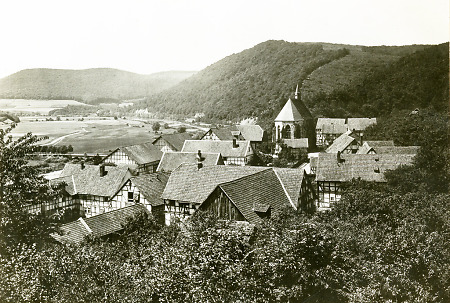Die Ortschaft Berich mit der Klosterkirche, 1912