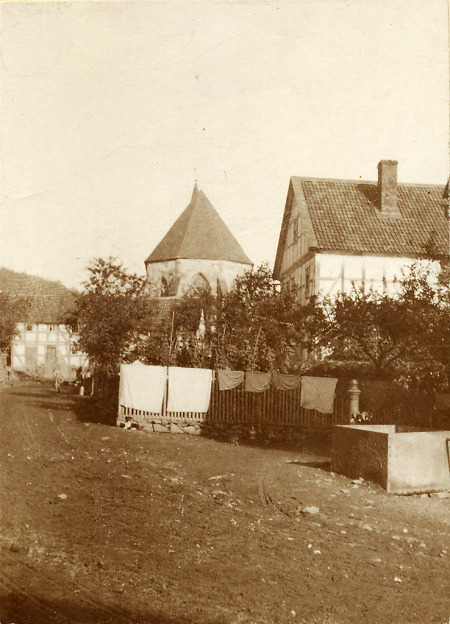 Kirche und Ortsrand von Berich, um 1910