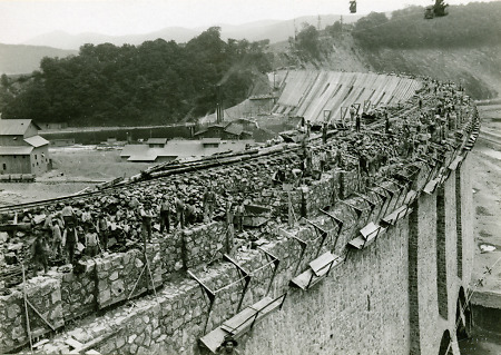 Die Edersee-Staumauer während der Bauphase, um 1913