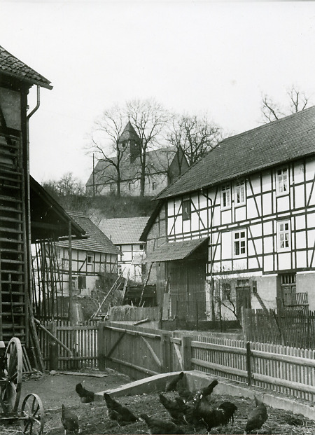 Höfe in Gellershausen mit Kirche, 1950