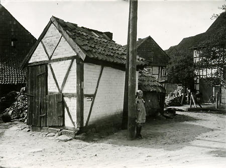 Backhaus mit Backofen in Balhorn, um 1935?