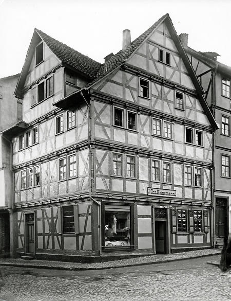 Eckhaus am Obermarkt Nr. 16 in Eschwege, um 1889?