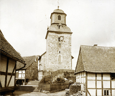 Die Kirche und umliegende Häuser in Hohenkirchen, um 1910