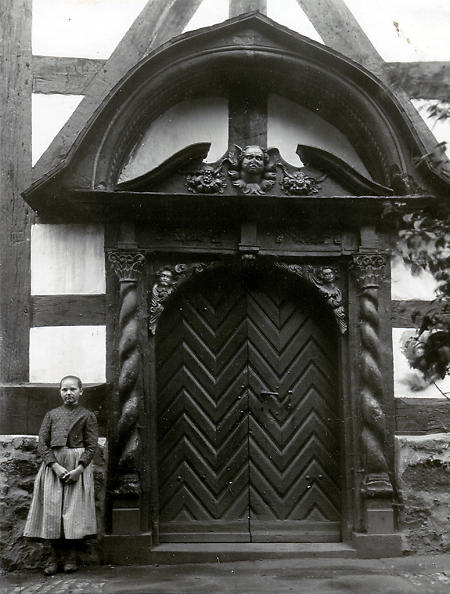 Mädchen an der Kirchentür in Stumpertenrod, um 1930?