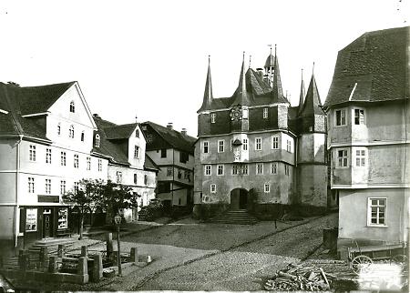 Der Untermarkt in Frankenberg mit dem Rathaus, um 1890