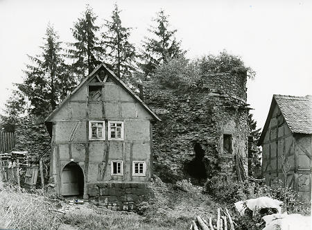 Stadtturm und Fachwerkhaus in Frankenberg, um 1890