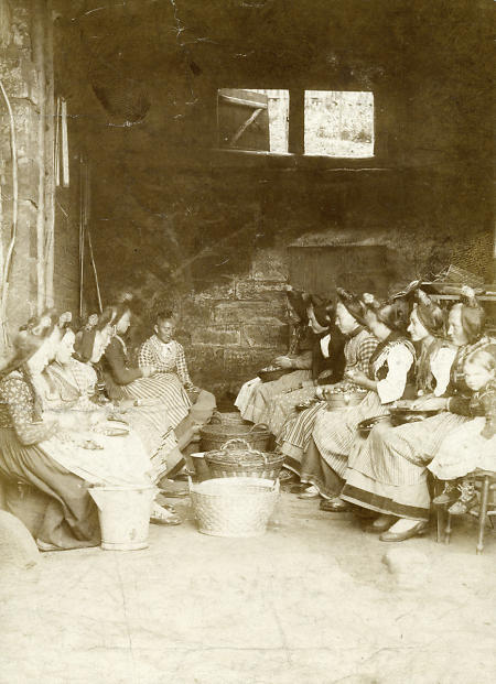 Detailansicht Gruppe von Frauen in Marburger evangelischer Tracht bei der Arbeit, um 1890 (?)