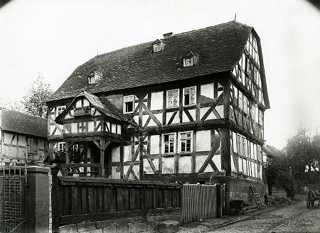 Fachwerkhaus mit Taubenschlag in Fronhausen, vor 1901