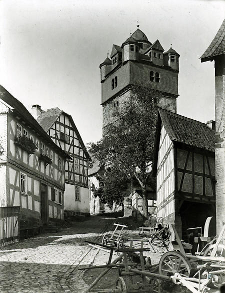 Detailansicht Ansicht von Fronhausen mit Kirche und Ackergeräten, 1892