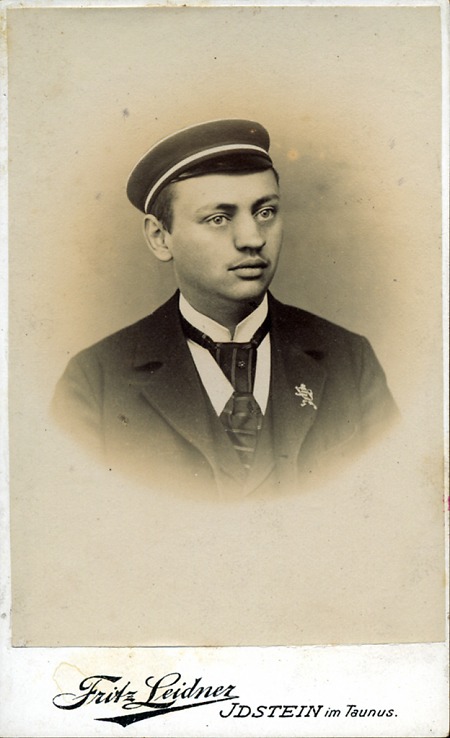 Junger Mann als Student, 19. Mai 1902