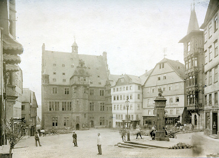 Der Marburger Marktplatz mit dem Rathaus, 1903