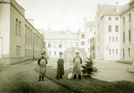 Drei Männer im Hof des Anatomischen Instituts in Marburg, 15. Februar 1903