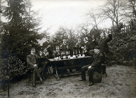 Burschen beim Trinken, um 1902/03
