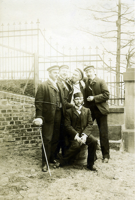 Gruppenfoto von Verbindungsstudenten der Hasso-Borussia Marburg, 1. März 1903