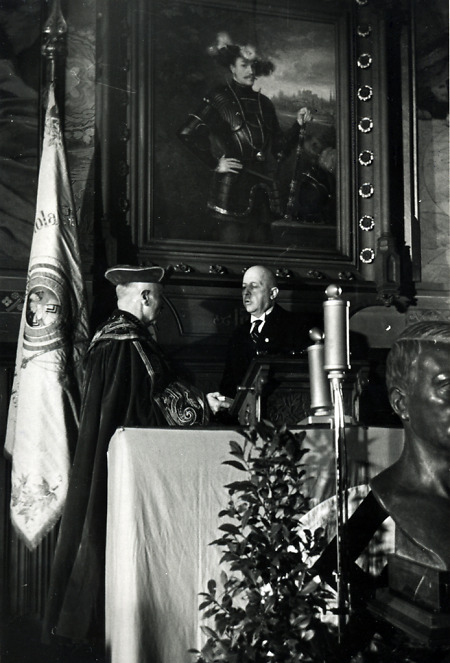 Überreichung einer Urkunde bei der Behring-Feier der Universität Marburg, 1940