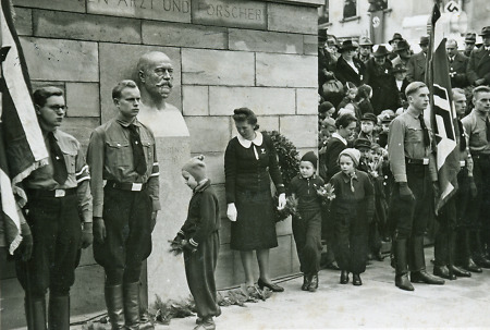Kinder am Behring-Denkmal 1940, 4.-6. Dezember 1940