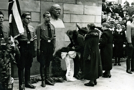 Kranzniederlegung am Emil-von-Behring-Denkmal in Marburg, 1940