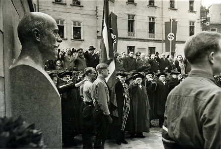 Der Lehrkörper grüßt mit dem Hitlergruß, 4. Dezember 1940