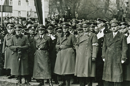 Ehrengäste am neuen Behring-Denkmal in Marburg, 1940