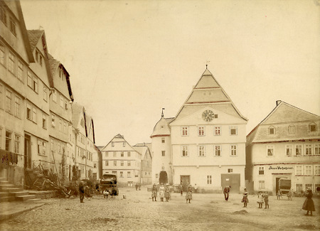Der Marktplatz in Kirchhain mit dem Rathaus, vor 1906