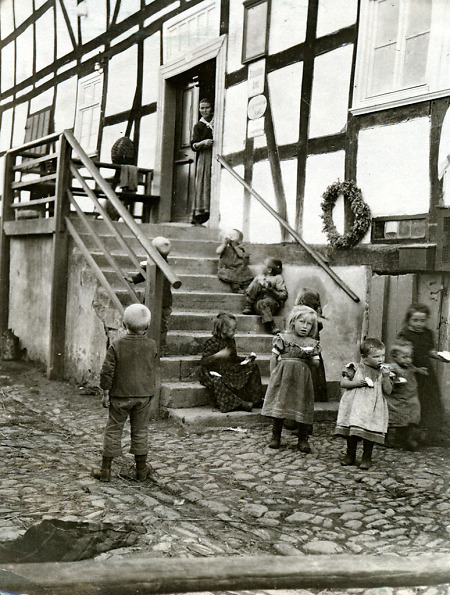 Essende Kinder in Marburg, 1905