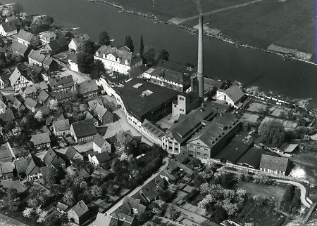 Schloss und Fabrikanlagen von G. E. Habichs Söhne, Veckerhagen, um 1950