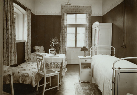 Patientenzimmer in der Deutschhausklinik in Marburg, um 1910
