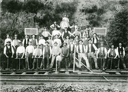 Bauarbeiter bei Gleisarbeiten an der Bahnstrecke Niederwalgern, 1901
