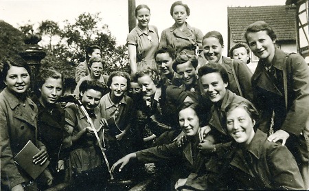 Angehörige des Reichsarbeitsdienstes in Kleinsassen auf dem Weg zum Außendienst, 1939