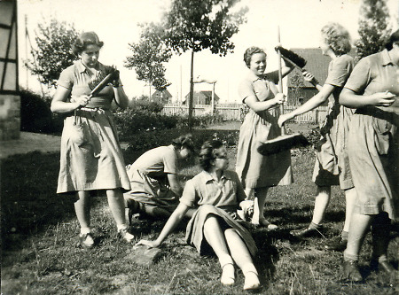 Frauen im Reichsarbeitdienstlager Allmendfeld bei Putzarbeiten, 1939