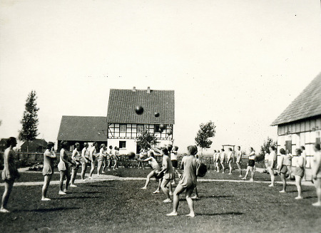 Frauen des Reichsarbeitsdienstes beim Sport im Lager Allmendfeld, 1939