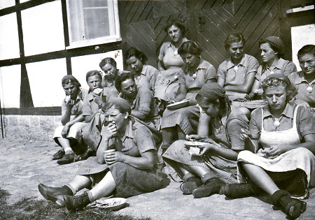 Arbeitsmaiden im Arbeitsdienstlager Allmendfeld bei einer Pause, 1939